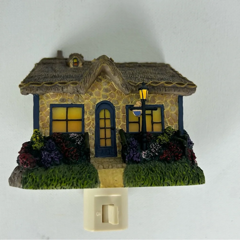NIB -Thomas Kinkade 'Painter Of Light Candlelight Cottage' Sculpted Night Light